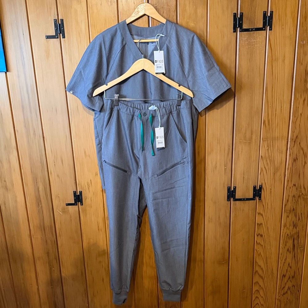 Figs Scrub set- Charcoal- NWT - Cobar Raglan top (med) and Tansen Jogger (sml)
